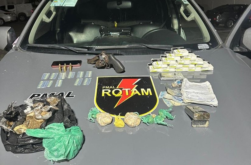 PM flagra crimes de tráfico e porte ilegal de arma de fogo durante abordagens em Maceió