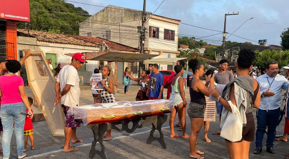 Após atropelamento fatal, moradores bloqueiam avenida com pneus queimados e levam caixão para protesto em Aracaju; VÍDEO