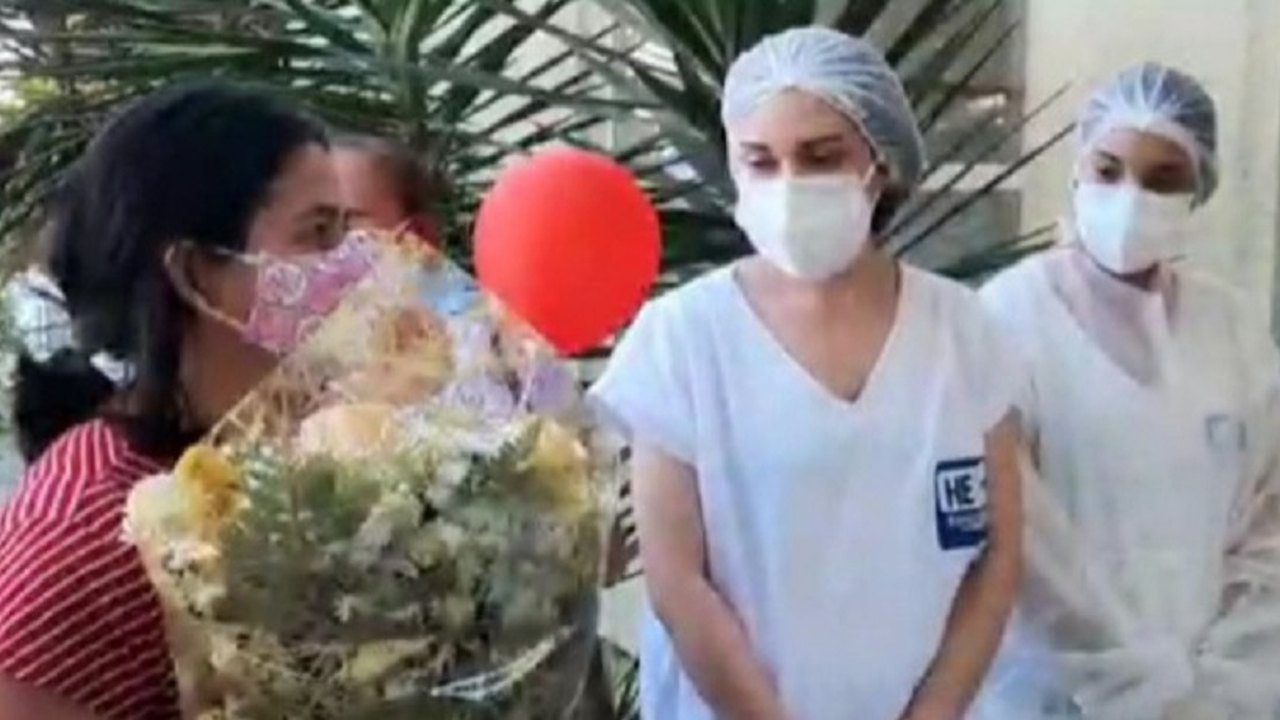 Filha de paciente recuperada da Covid-19  entrega flores à equipe do HE do Agreste