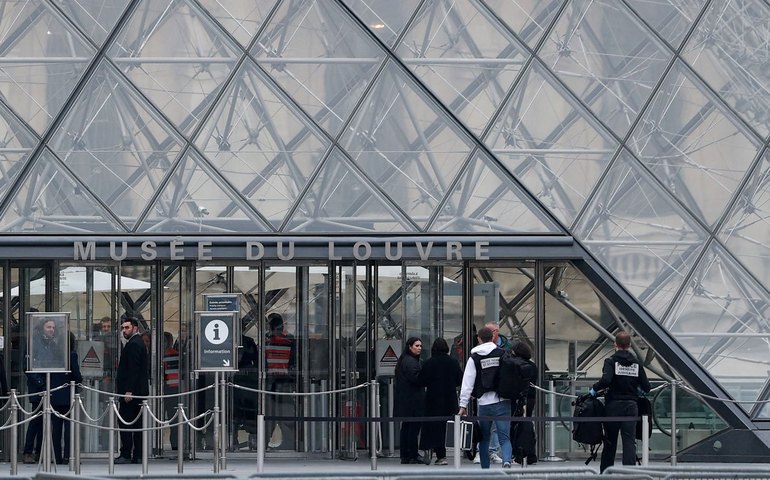 Roubo cinematográfico no Louvre: veja o que se sabe sobre o ataque que levou joias inestimáveis