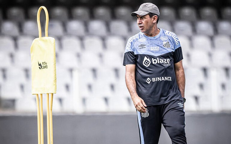 Santos treina em Chapecó e Fábio Carille conta com o retorno de reforços de olho no Ceará