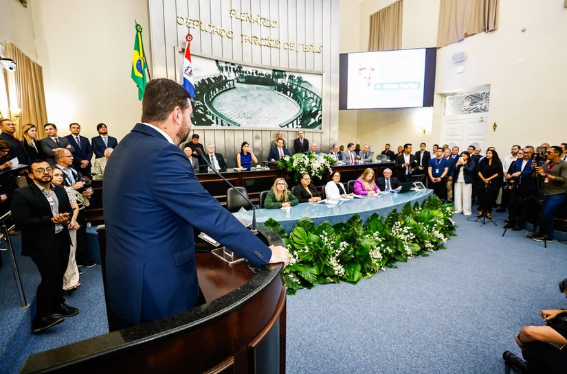 Presidente da Câmara destaca perfil conciliador de Fábio Farias em homenagem na ALE