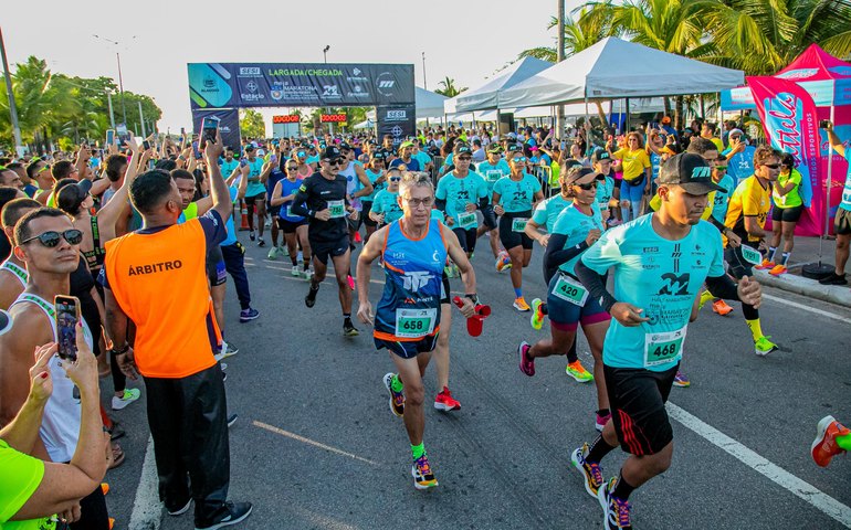 Meia Maratona e 38ª Corrida Tiradentes reúnem multidão de atletas na orla de Maceió