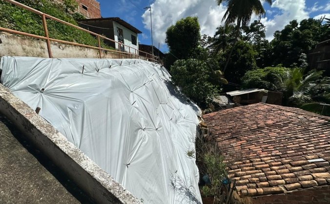 Maceió intensifica proteção de encostas com aplicação preventiva de lonas