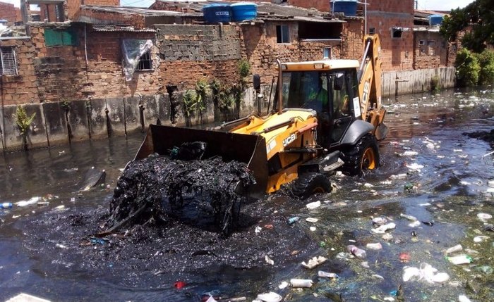 Limpeza dos canais contribui para redução do lixo jogado na orla Limpeza dos canais contribui para redução do lixo jogado na orla