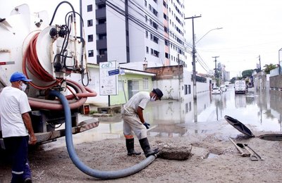Infraestrutura realiza serviço de desobstrução das galerias pluviais em pontos de alagamento