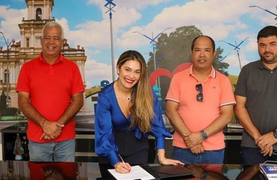 Prefeita Ângela Vanessa assina ordem de serviço para construção da cobertura do pátio da feira livre em São José da Laje