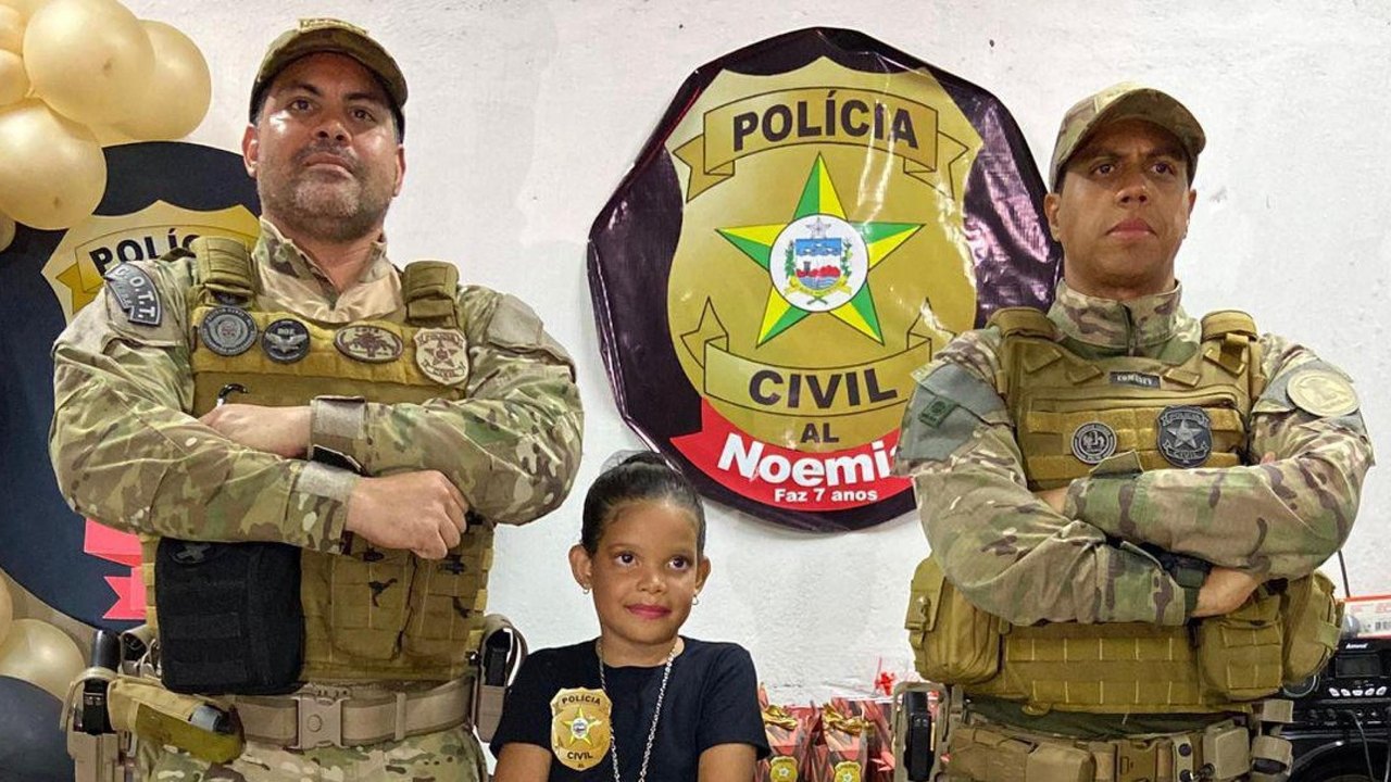 Policiais civis participam de aniversário de menina que sonha em ser delegada