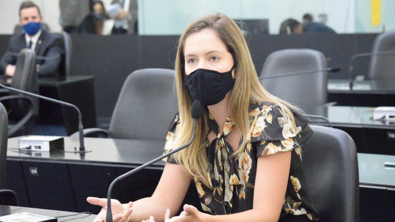 Deputada Cibele Moura faz indicação para que Estado priorize profissionais da educação em plano de vacina contra Covid
