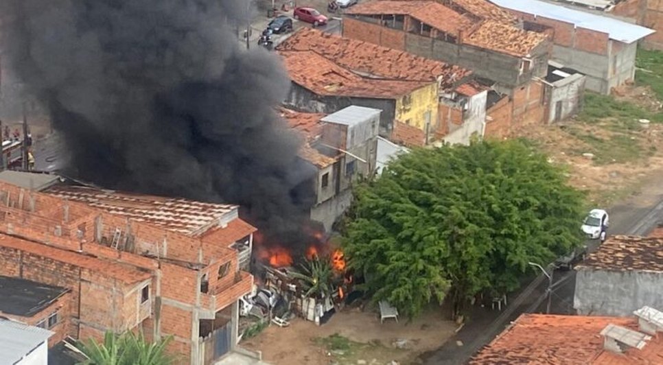 Incêndio deixa oficina mecânica totalmente destruída em Aracaju