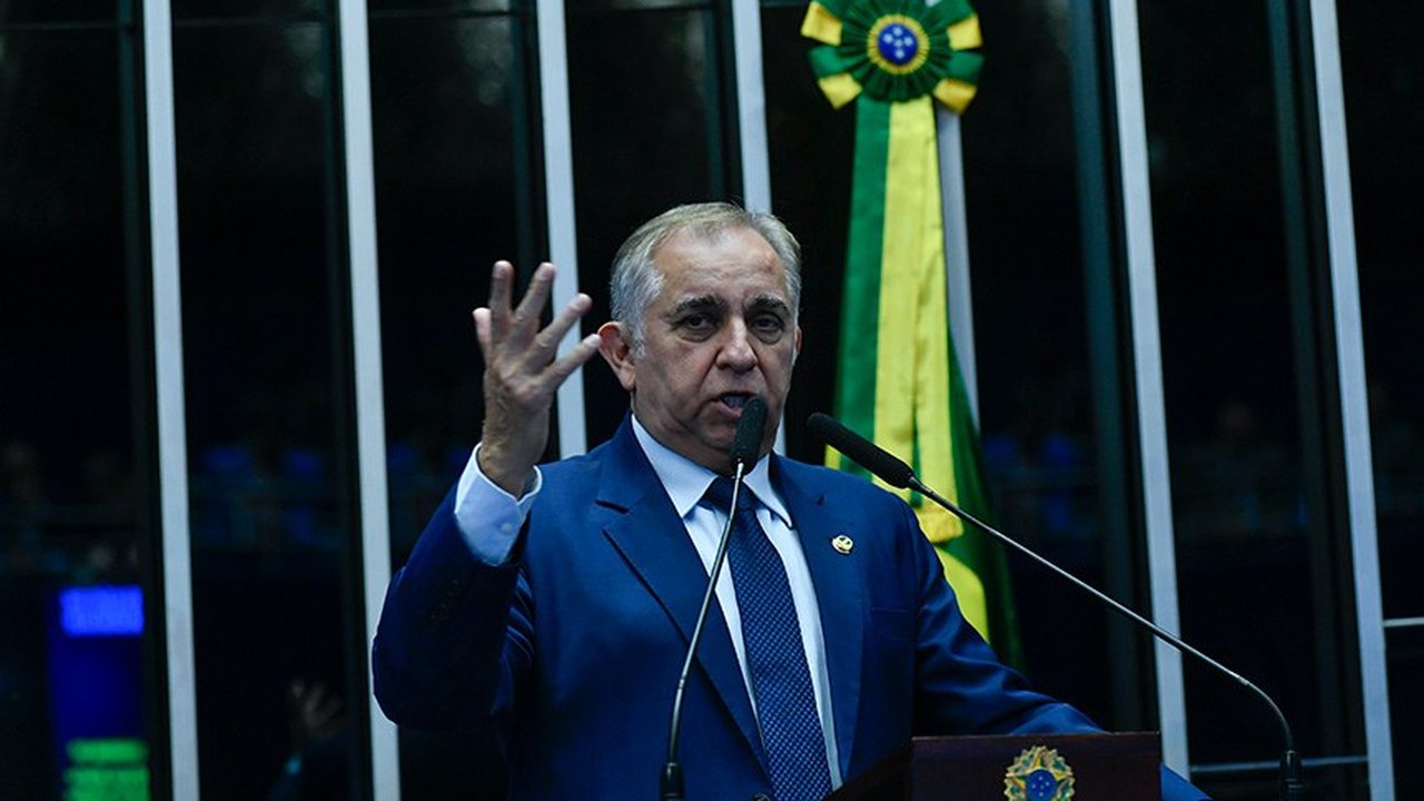 Izalci alerta para crise na educação do país