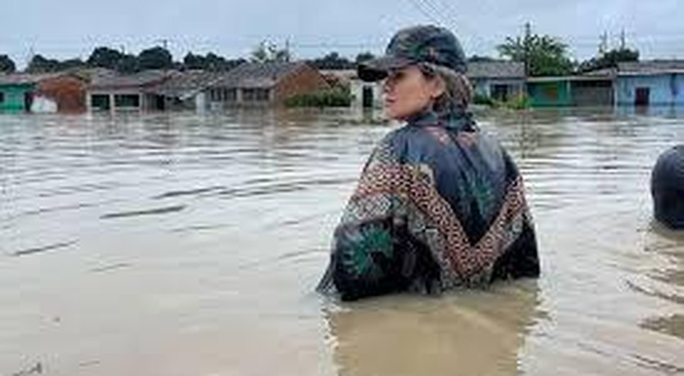 Ex-prefeita em ação durante fortes chuvas. Fonte: Internet