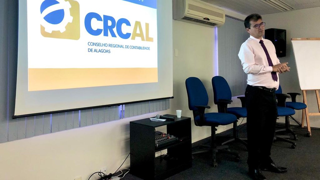 Bacharéis em ciências contábeis prestam exame para habilitação profissional neste domingo (15)