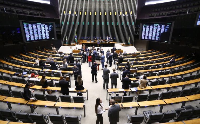 Deputados analisam pedidos de urgência para projetos de lei; acompanhe