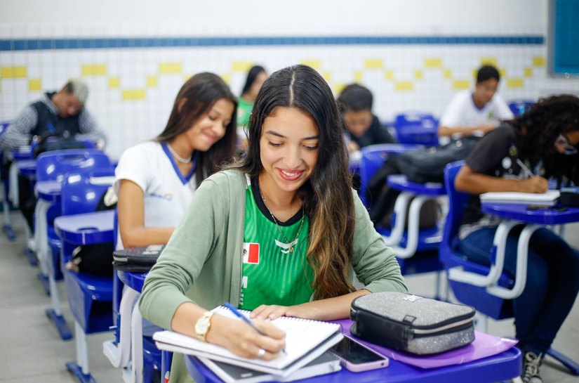 Caixa paga benefício estadual Bolsa Escola 10 para estudantes de Alagoas