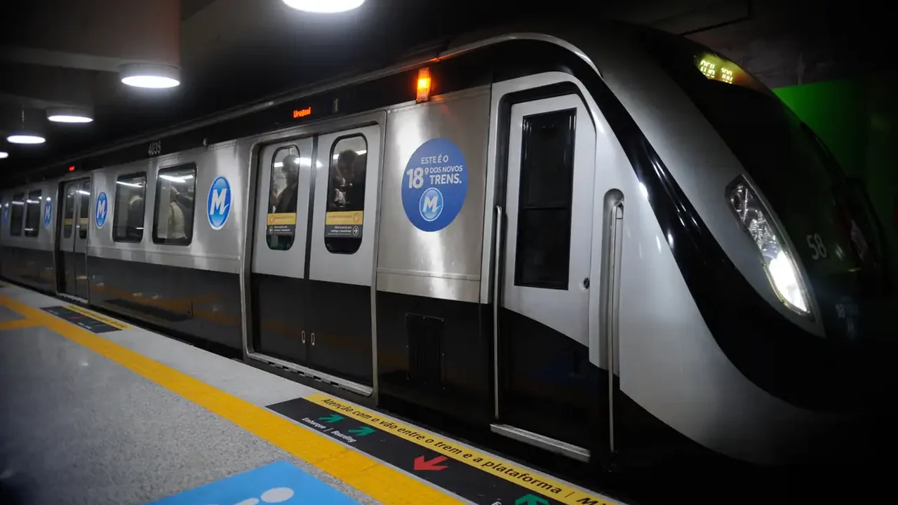 Operação do metrô é normalizada após problema na sinalização atrasar viagens nesta manhã no Rio
