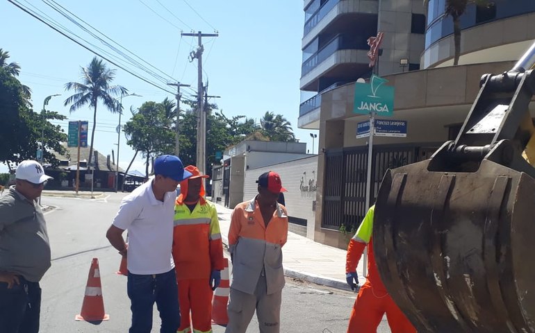 Equipe faz manutenção em galerias pluviais após asfalto ceder