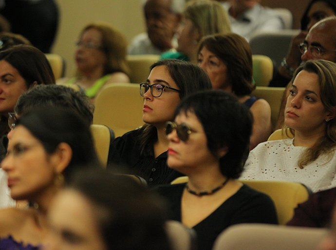 Zizi Possi fala sobre o mundo moderno em bate-papo no Tribunal de Justiça