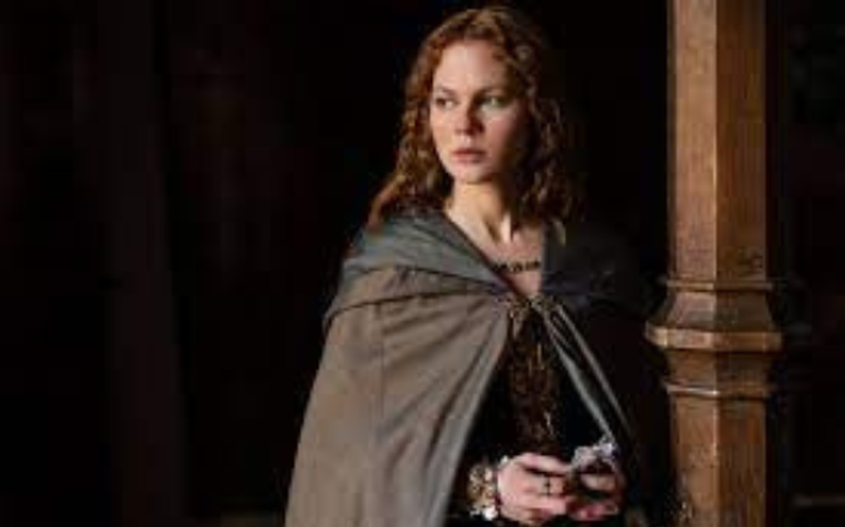 Série expõe relação tóxica de padrasto com rainha