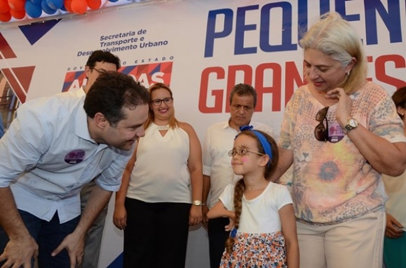 Setenta crianças da Grota da Iraci recebem óculos novos do Governo