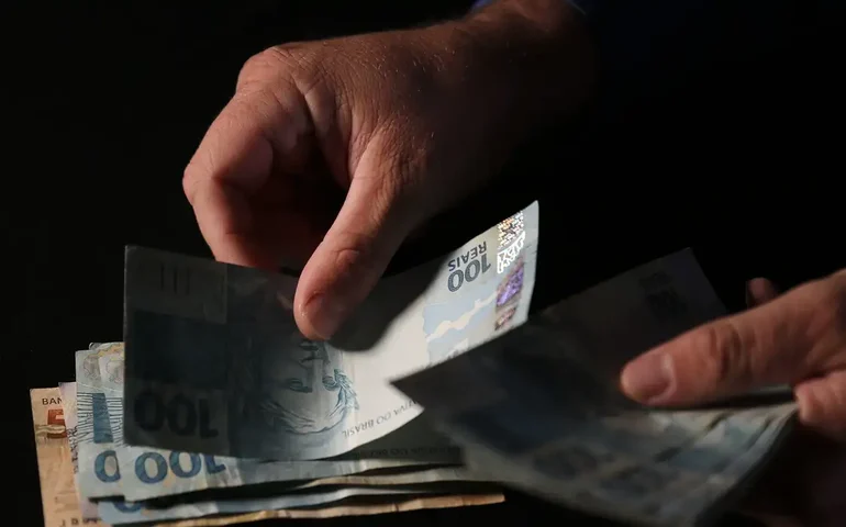 Brasileiros sacaram em abril R$ 482,8 milhões esquecidos em bancos
