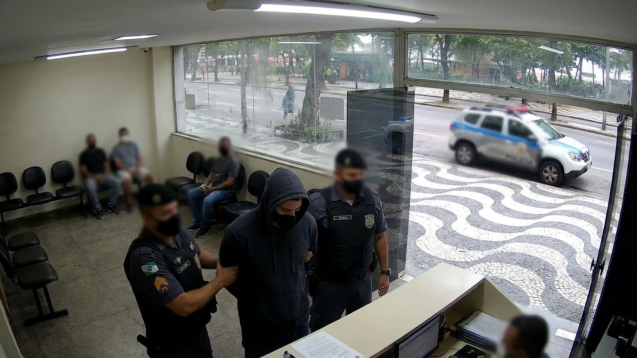 Terceiro suspeito de envolvimento na morte de ciclista espancado em Copacabana se entrega à polícia
