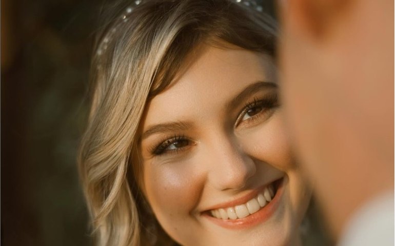 Quem é Isabel Veloso, jovem de 17 anos com câncer terminal que compartilha sua história nas redes sociais