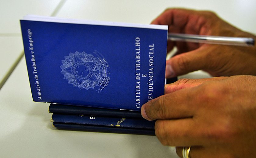 Taxa de desemprego no trimestre até abril é a mais baixa para esse período na série do IBGE