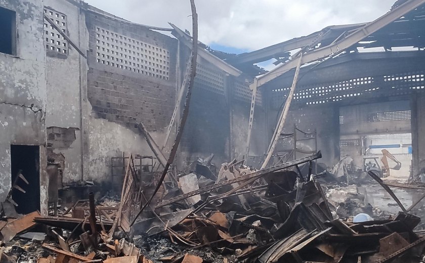 Corpo de Bombeiros combate incêndio em loja de produtos químicos em Maceió