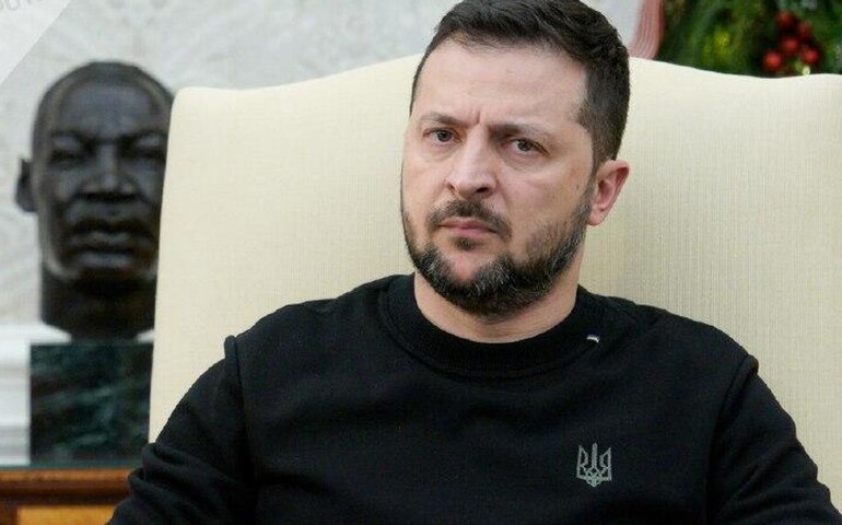 Após denúncias de corrupção, Zelensky perde força política e enfrenta isolamento, aponta mídia internacional