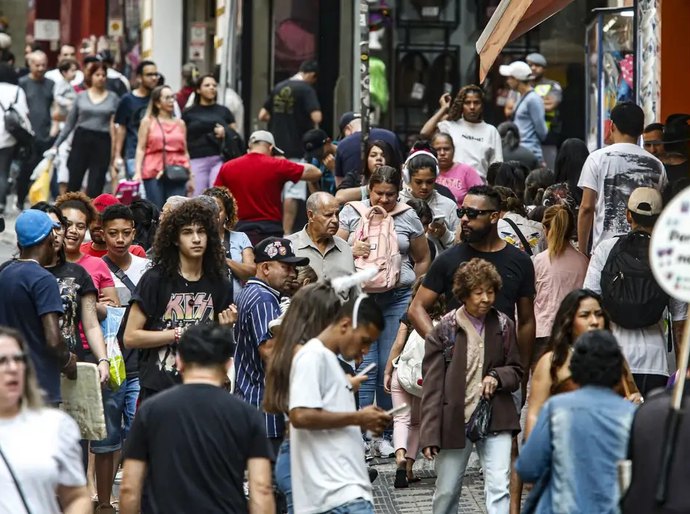 Renda de pessoas negras equivale a 58% da de brancas, mostra estudo
