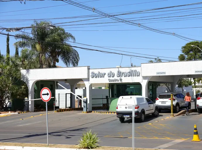 Bolsonaro deixa prisão domiciliar e vai a hospital para exames médicos