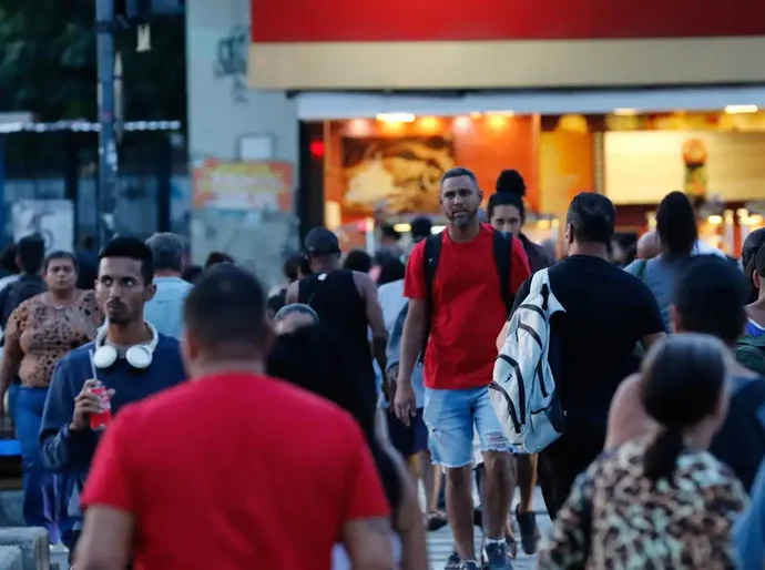 Desemprego chega a 5,8% no trimestre encerrado em abril, diz IBGE