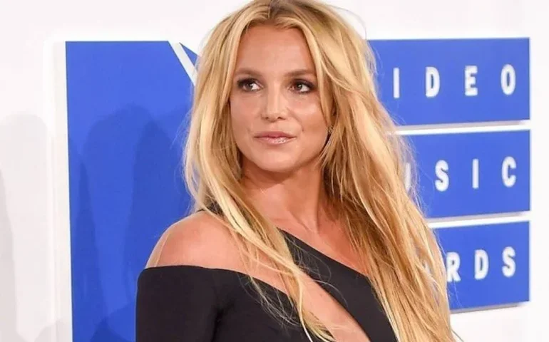 Britney Spears divulga data de lançamento da autobiografia 'The Woman In Me'