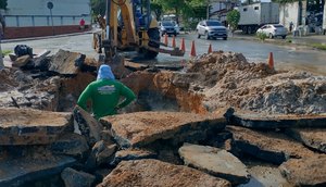 Rede rompida causa vazamento e desabastecimento de água na Zona Norte de Aracaju