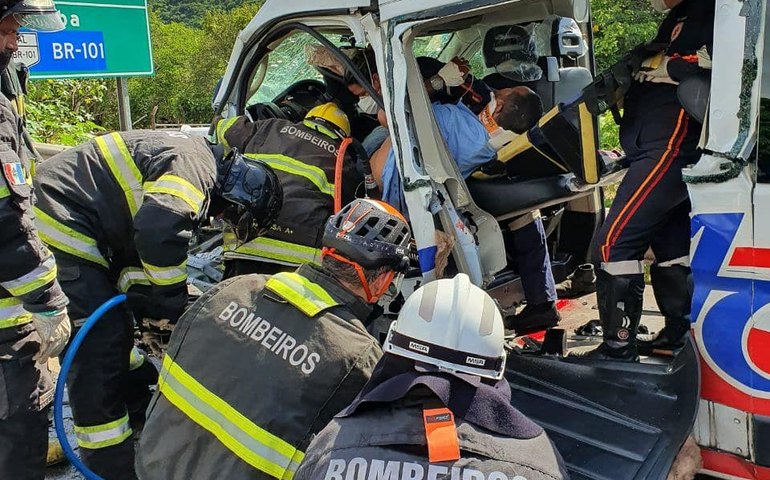 Samu socorre três vítimas após colisão frontal em Marechal Deodoro