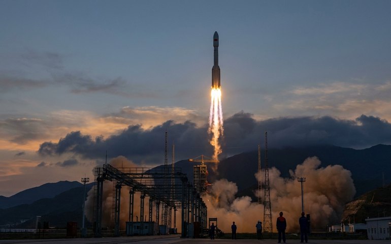 China lança com sucesso foguete de última geração