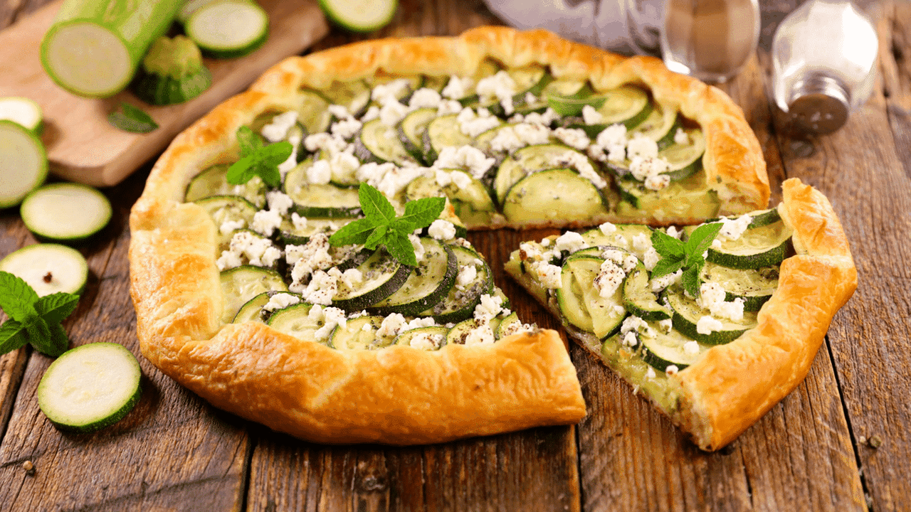 Quer um jantar leve e saudável? Aprenda esta torta de abobrinha com queijo feta