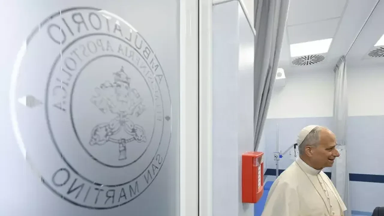 Papa inaugura clínica para atendimento gratuito a pobres