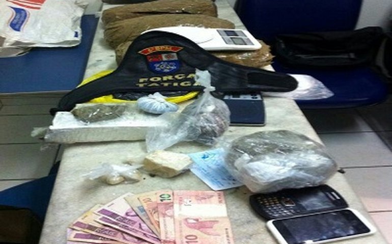 Maceió: Casal é preso pela PM com quase 4,5 quilos de maconha após abordagem em coletivo