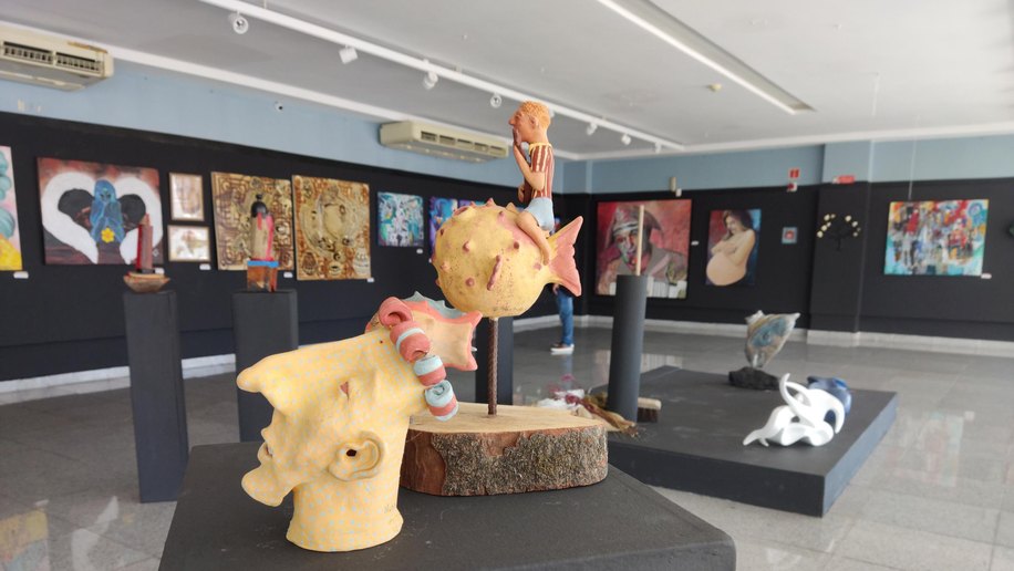 Rostos, traços e histórias na exposição “reencontro”