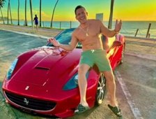 influenciador digital kel ferreti e ferrari usada em acao de marketing 1709575179944_v2_4x3 300x225