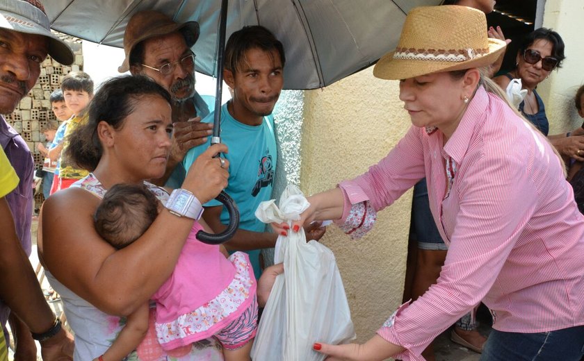 Prefeita Santana Mariano distribui 6 toneladas de pescado em Major Isidoro