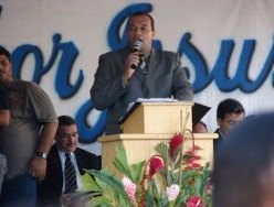 Pregação na concentração da Praça dos Martírios resulta em almas para Jesus