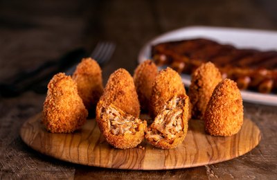 Outback lança coxinha de costela ao barbecue para celebrar o Dia Nacional da Coxinha