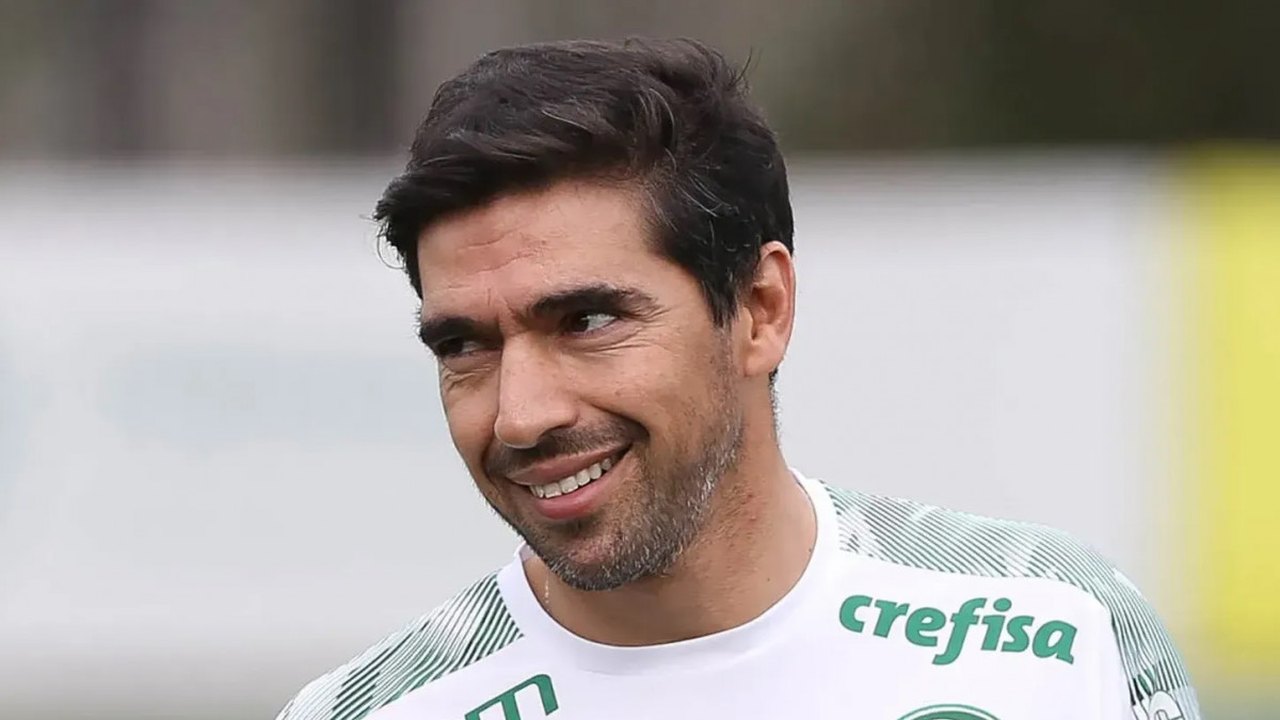 Abel Ferreira discursa para multidão na Bienal do Livro, filosofa e é ovacionado