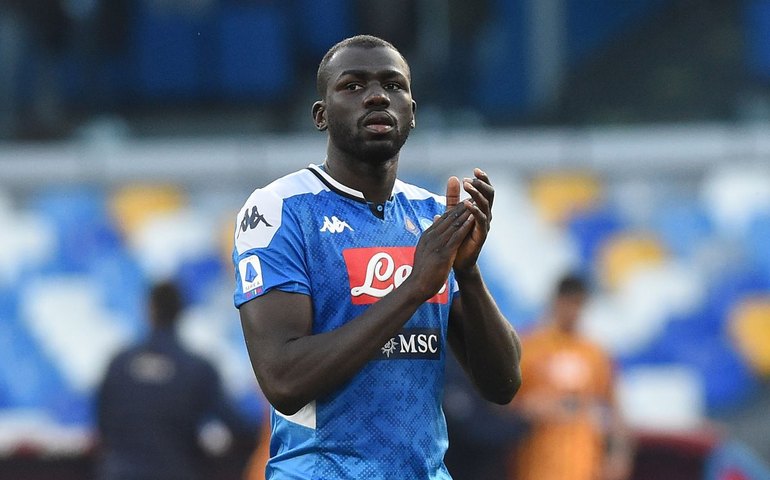 Napoli perde 100% no Italiano ao empatar com a Fiorentina, mas volta à liderança