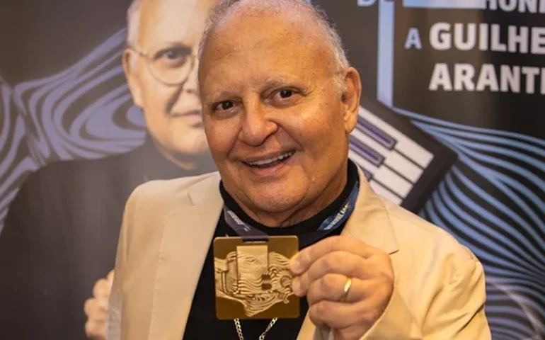 Guilherme Arantes recebe Medalha UBC por 50 anos de carreira