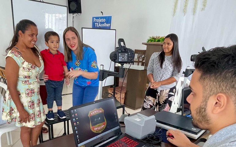 Instituto de Identificação de Alagoas realiza ação para pessoas com espectro autista e PCDs