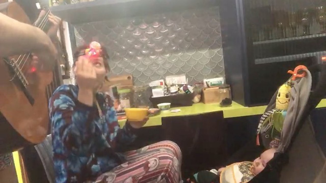Leticia Colin e Michel Melamed encantam a internet com música ao alimentar filho